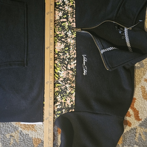NWT Volcom Pullover Sweatshirt Blk/Multi Size Large Really NICE! - Picture 4 of 7